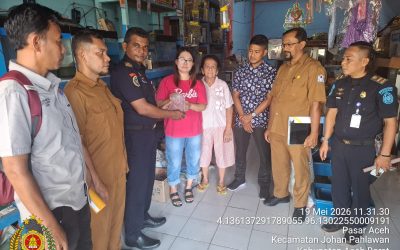 PSDKP ACEH BEKERJASAMA DENGAN DINAS KELAUTAN PERIKANAN ACEH BARAT DAN PROGRAM STUDI SUMBER DAYA AKUATIK UTU LAKSANAKAN SURVEI DAN PENGECEKAN KEBERADAAN IKAN INVASIF DI TOKO IKAN HIAS ACEH BARAT